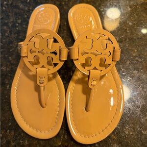 Tory Burch Women’s Tan Patent Leather Logo Thong Sandals Size 7